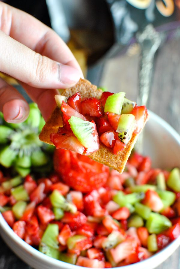 let's talk about this AMAZING strawberry kiwi fruit salsa recipe! it's delicious and easy and SUCH a grow pleaser. | thepikeplacekitchen.com