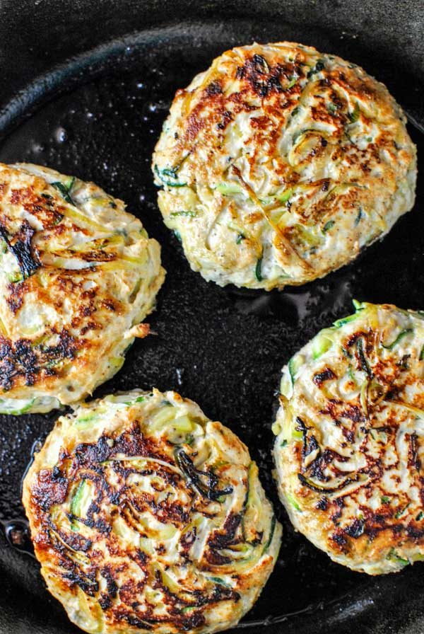 roasted garlic basil whole30 turkey burgers! a quick and easy dinner recipe. packed with flavor, protein, and we even snuck some veggies in there too! | thepikeplacekitchen.com
