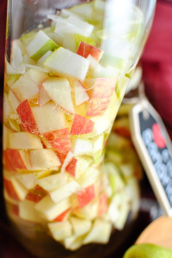 oh. my gosh. Caramel Apple Cider Sangria it's OCTOBER IN A GLASS. so good. and so easy. | thepikeplacekitchen.com