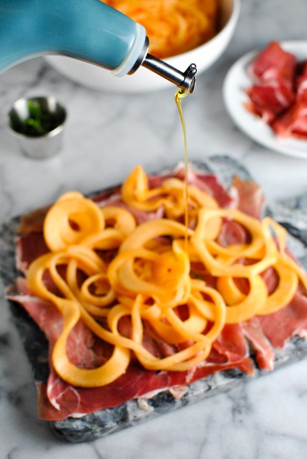 THIS is the easiest appetizer recipe that looks SO complicated. Prosciutto di Parma e Melone! make it for your friends... OR yourself. (seriously it takes like five minutes) | thepikeplacekitchen.com